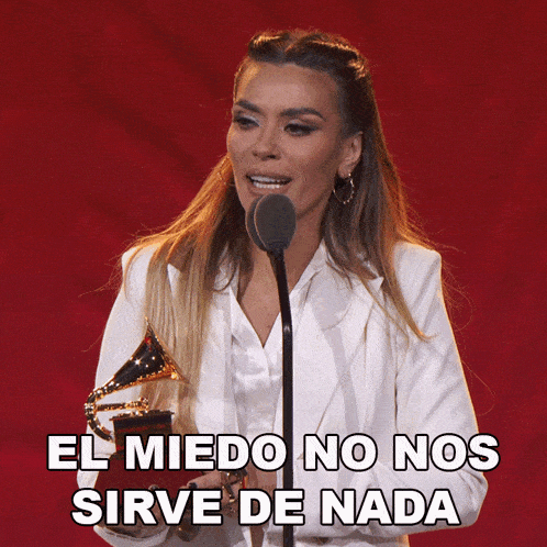 a woman speaking into a microphone with the words el miedo no nos sirve de nada on the bottom