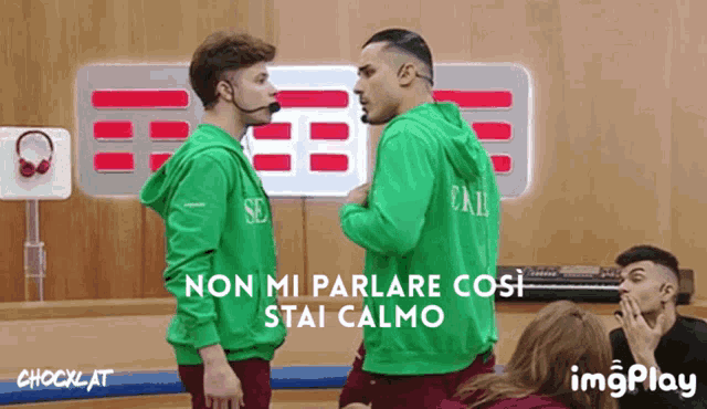 two men standing next to each other with the words non mi parlare cosi stai calmo behind them
