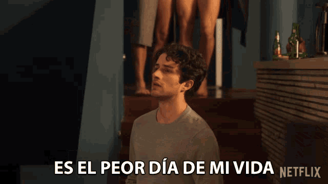 a man kneeling down with the words es el peor dia de mi vida