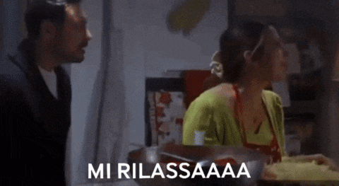 a person is cooking noodles in a pot and the words mi rilassaaa are on the bottom