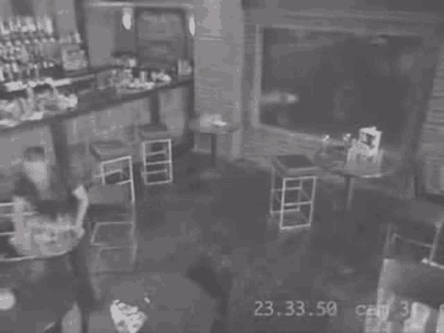 a black and white photo of a room with the website www.superzooi.com written on the bottom