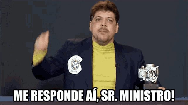 a man in a suit and yellow turtleneck says me responde ai sr ministro