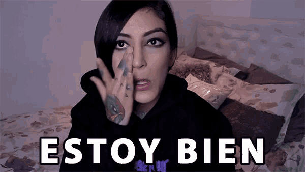 a woman covering her face with her hand and the words estoy bien written below her