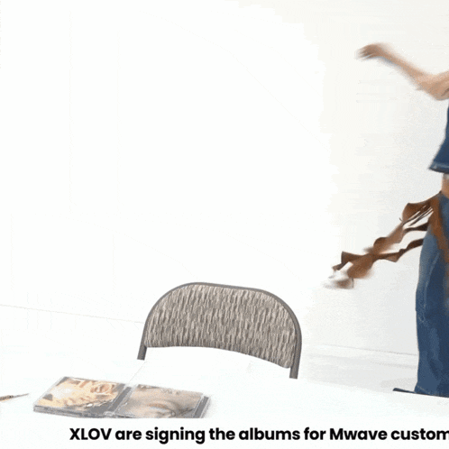 xlov are signing the albums for mwave custom and dancing