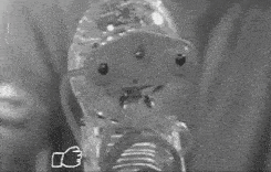 a black and white photo of a robot with the words inscrever-se on the bottom right