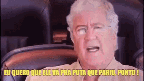 an elderly man is sitting in a chair and says eu quero que ele va pra puta que pariu ponto