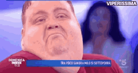 a man is on a television screen with the words viperissima on the bottom right