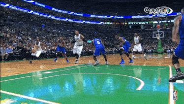 a basketball game is being shown on comcast sports net