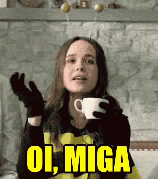 Oi Miga / Ellen Page / / Aceno / Oi Amiga GIF - Hi Friend Ellen Page Waving Hello GIFs