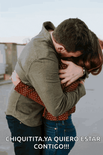 a man hugging a woman with the words " chiquita ya quiero estar contigo " on the bottom