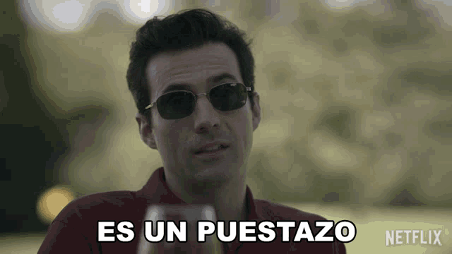 a man wearing sunglasses says es un puestazo in spanish