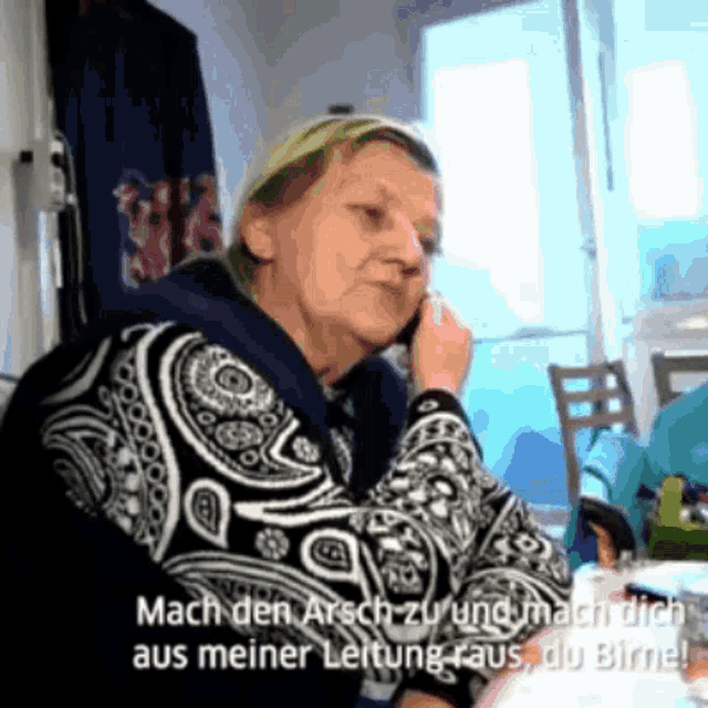 a woman talking on a cell phone with the words mach den arsch zu and mach dich aus meiner leitung raus du birne