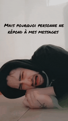 a man laying on the floor with the words mais pourquoi personne ne repond a mes messages written above him