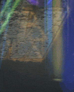 a blurry picture of a cell phone with the letter t on the screen