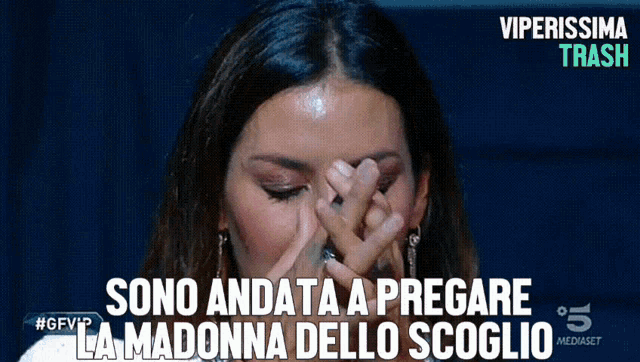 a woman covering her face with her hands and the words sono andata a pregare la madonna dello scoglio on the bottom