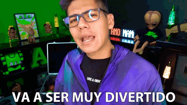 a man wearing glasses and a purple jacket with the words va a ser muy divertido on the bottom