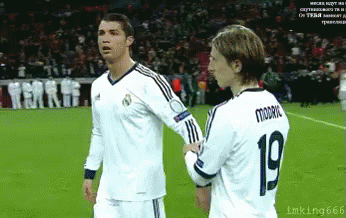 克罗地亚 魔笛 莫德里奇 世界杯 胜利 进球 C罗 疑问 GIF - Hold Hand Croatia Luka Modric GIFs