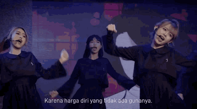 a group of girls are dancing in front of a screen that says " karena harga diri yang tidak ada gunakan "