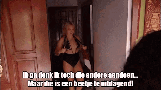 a woman in a black bodysuit is standing in a doorway with a caption in a foreign language