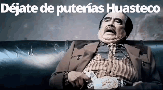 a man in a suit is sitting on a couch with the words dejate de puterias huasteco above him