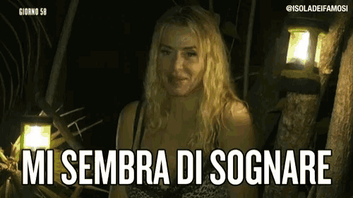 a woman is standing in the dark with the words mi sembra di sognare above her