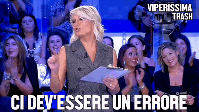 a woman holding a clipboard with the words ci dev ' essere un errore written below her