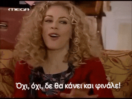 a woman with blonde curly hair is sitting on a couch with a caption in a foreign language .