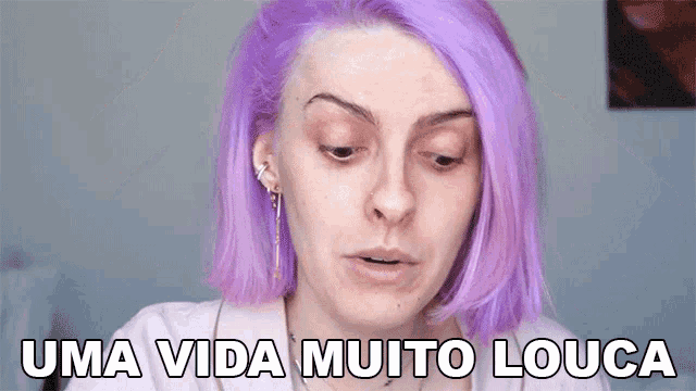 a woman with purple hair says uma vida muito louca in a foreign language
