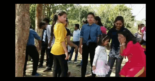 Crowded Smile GIF - Crowded Smile Friends GIFs