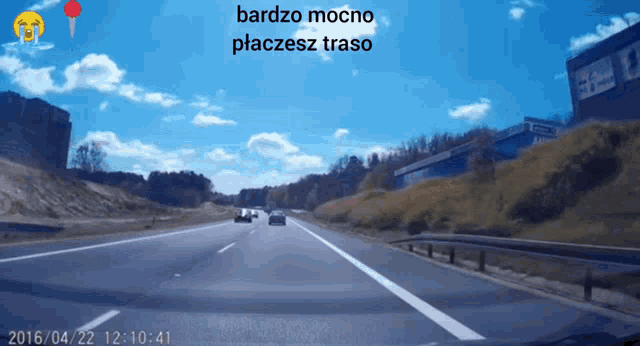 a screenshot of a highway with the words bardzo mocno placesz traso on the top