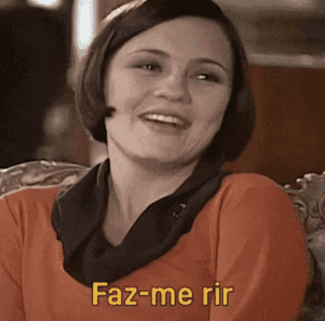 a woman sitting in a chair with the words faz-me rir on her chest