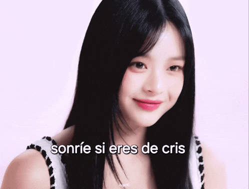 a woman is smiling with the words sonrie si eres de cris written below her