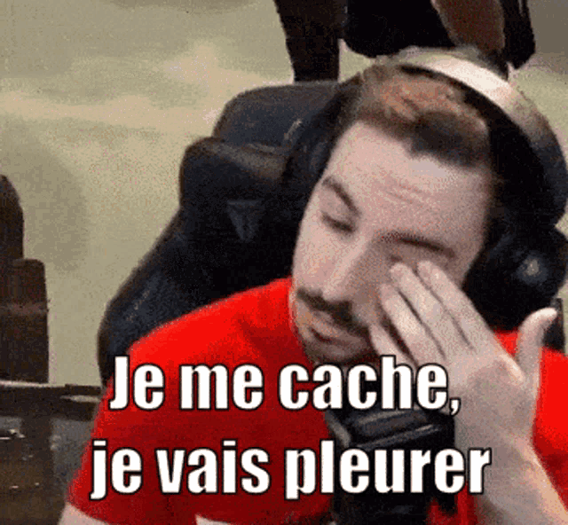 a man wearing headphones and a red shirt with the words je me cache je vais pleurer on his face