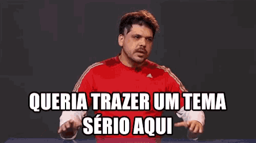 a man in a red shirt with the words queria trazer um tema serio aqui written below him