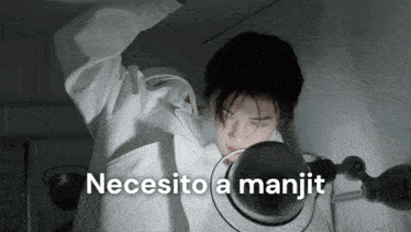a man in a white jacket is looking at a lamp with the words necesito a manjit written below him