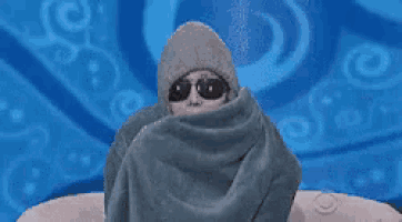 a person wrapped in a blanket with the words cobertor se apronte