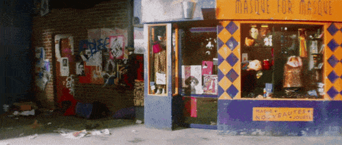 a storefront with a sign that says masque fur masque