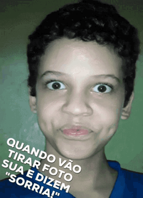 a young boy making a funny face with the words " quando vao tirar foto sua e dizem sorria " on the bottom