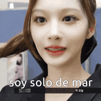 a close up of a woman 's face with a caption that says soy solo de mar