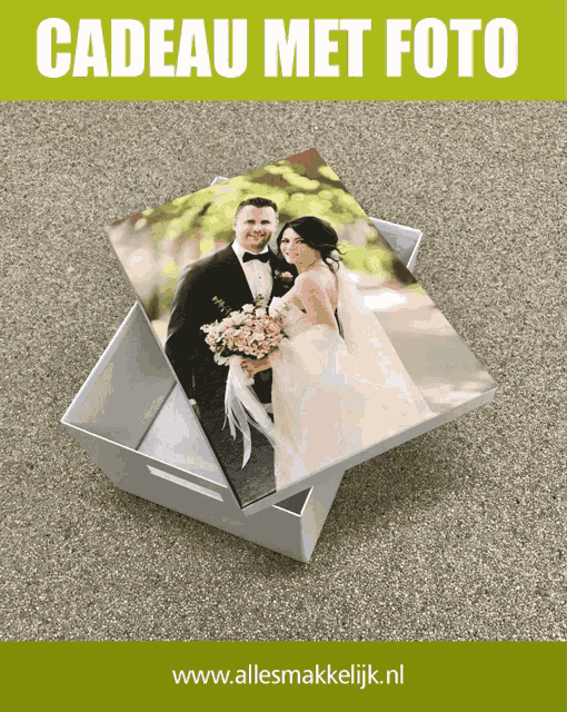 a picture of a bride and groom in a box with the words cadeau met foto