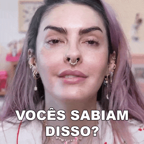 a close up of a woman 's face with the words " vocês sabiam disso " above her