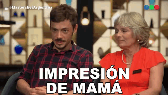 a man and a woman are sitting next to each other with the words " impresion de mama " on the screen