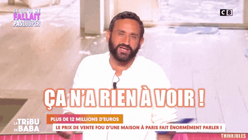 a man with a beard stands on a stage with the words ca n'a rien a voir on the screen