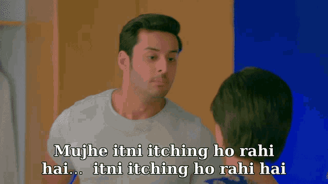 a man is talking to a woman with the words mujhe itni itching ho rahi hai written below him
