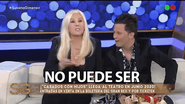 a woman and a man are sitting on a couch with the words no puede ser written on the bottom