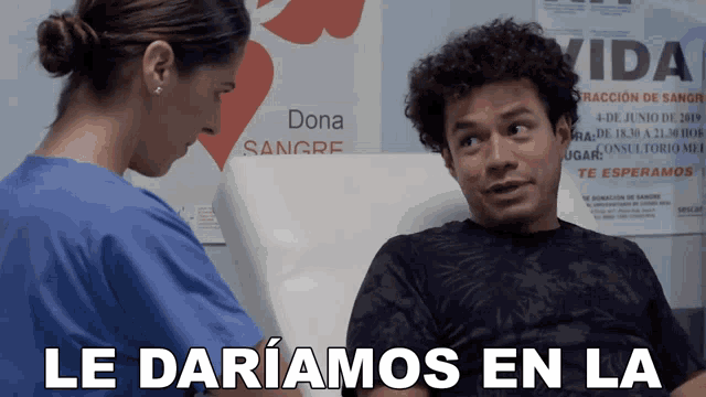 a man sitting in a hospital bed talking to a nurse with the words le dariamos en la written below him