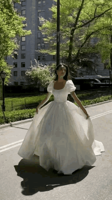 Elliered Wedding Dress GIF - Elliered Wedding Dress Dancing GIFs
