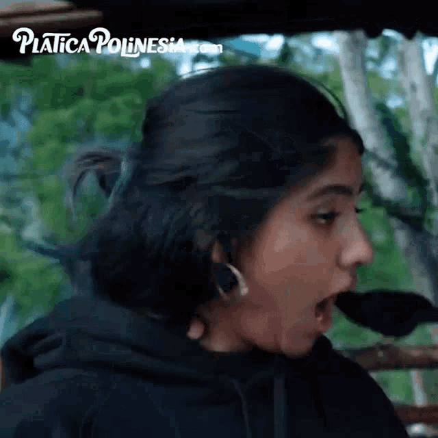 a woman with a surprised look on her face is featured on a website called platica polinesia