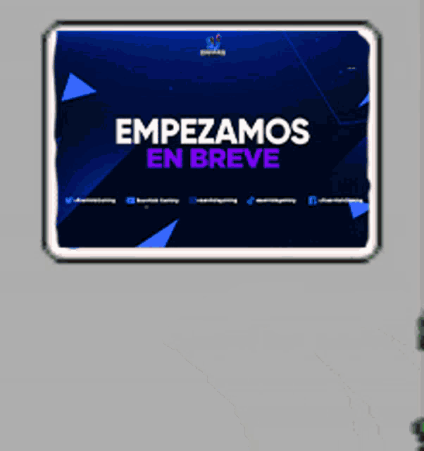 a sign that says " empezamos en breve " is hanging on a wall