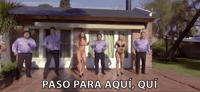 a group of people in bikinis are dancing in front of a house with the words paso para aqui qui written on the bottom